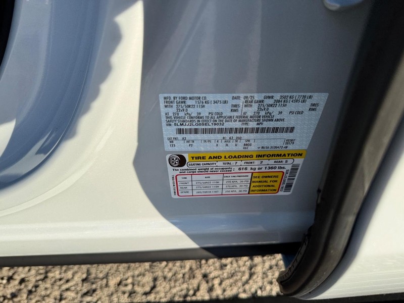 Lincoln Navigator Vehicle Full-screen Gallery Image 26