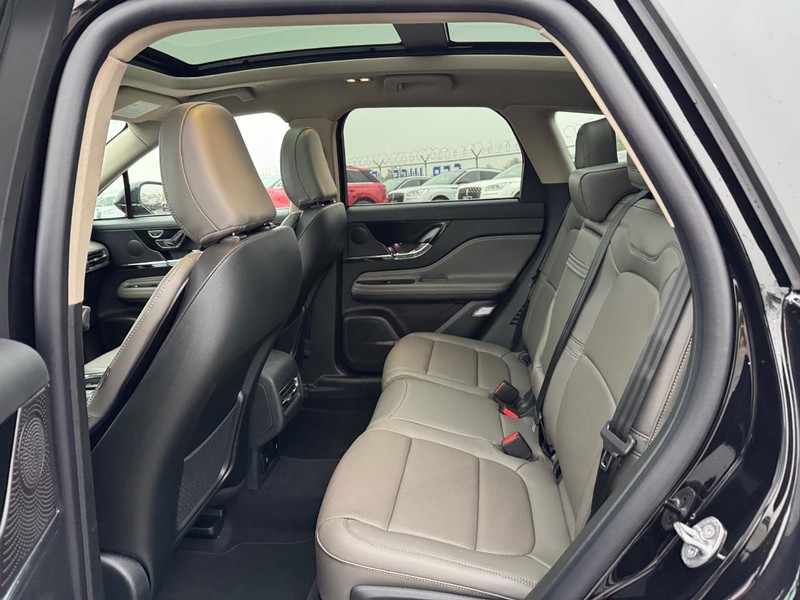 Lincoln Corsair Vehicle Full-screen Gallery Image 11