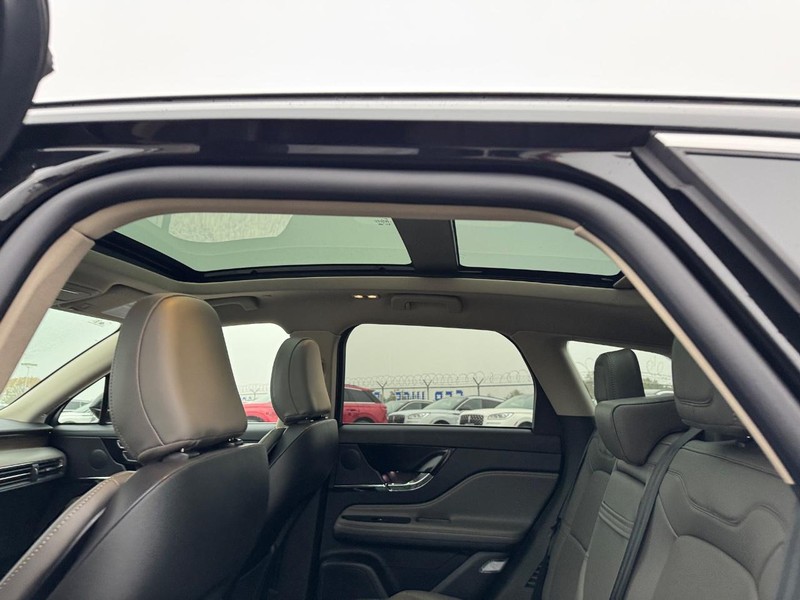 Lincoln Corsair Vehicle Full-screen Gallery Image 12