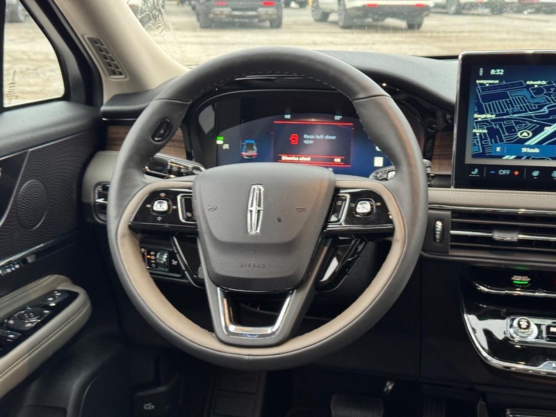 Lincoln Corsair Vehicle Full-screen Gallery Image 14