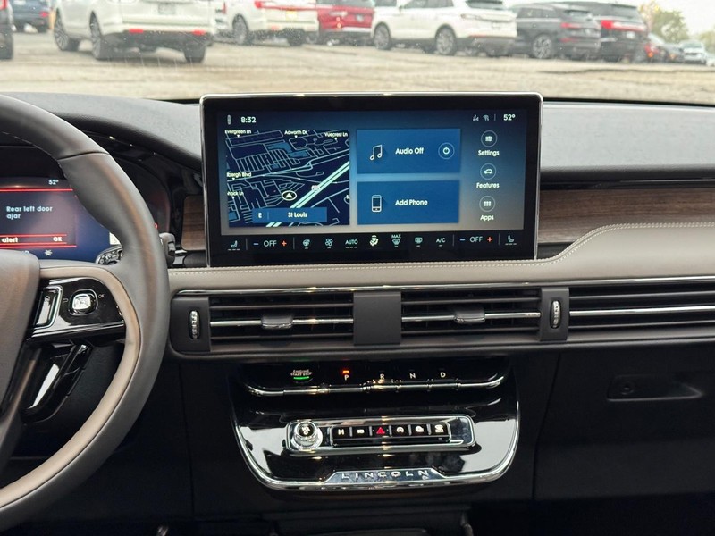 Lincoln Corsair Vehicle Full-screen Gallery Image 15