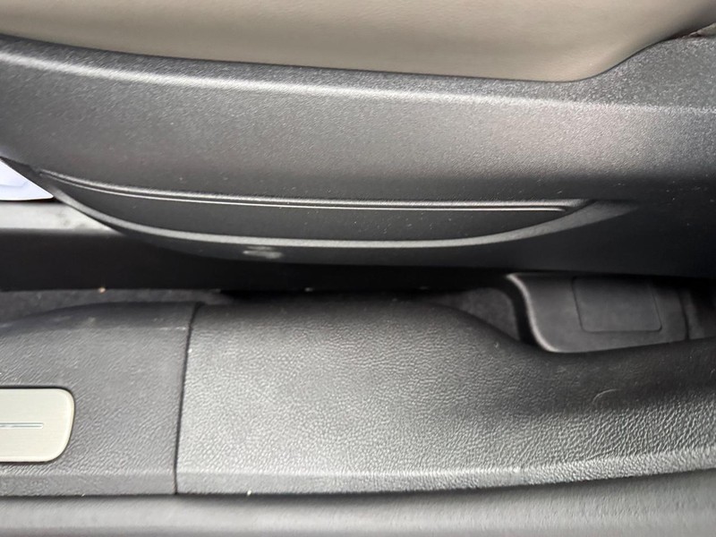 Lincoln Corsair Vehicle Full-screen Gallery Image 17