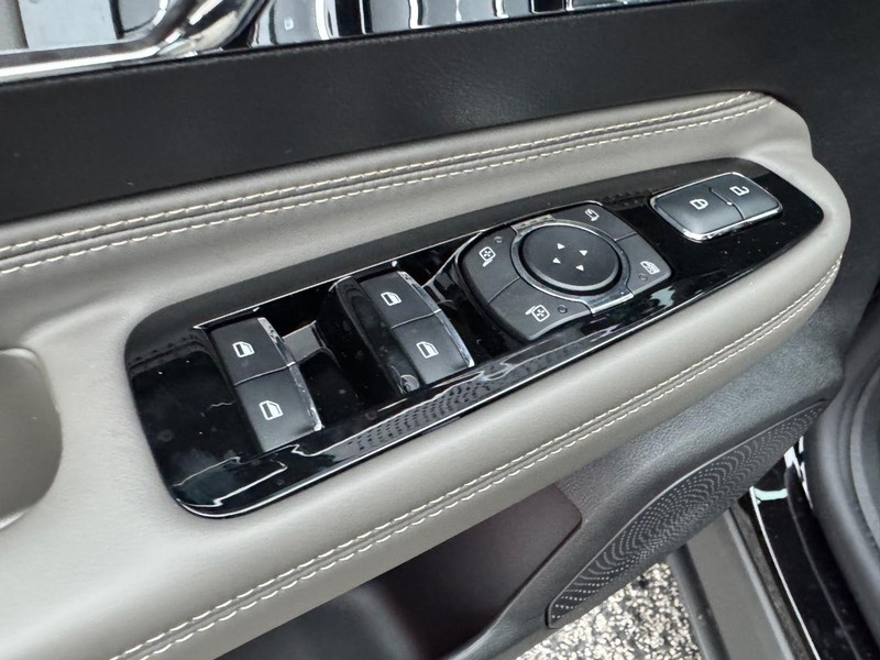 Lincoln Corsair Vehicle Full-screen Gallery Image 18