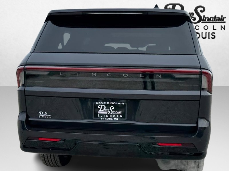 Lincoln Navigator L Vehicle Full-screen Gallery Image 06