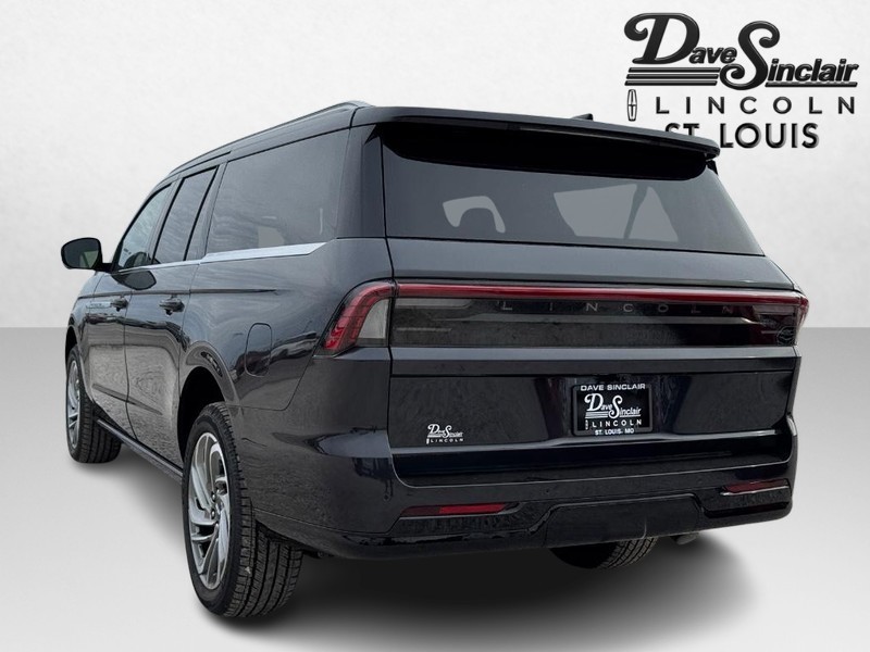 Lincoln Navigator L Vehicle Full-screen Gallery Image 07