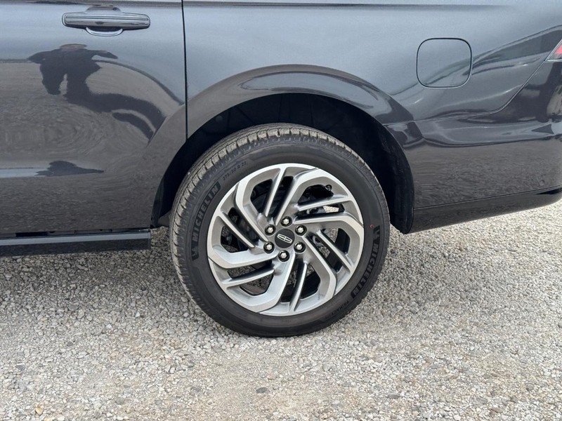 Lincoln Navigator L Vehicle Full-screen Gallery Image 10