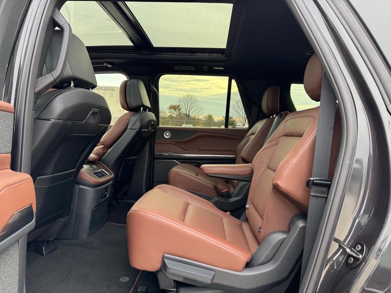 Lincoln Navigator L Vehicle Full-screen Gallery Image 11