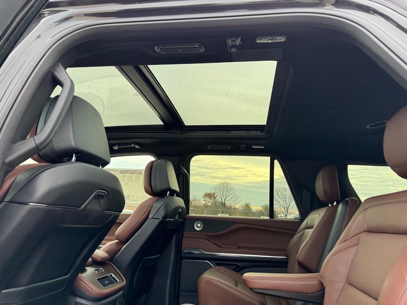 Lincoln Navigator L Vehicle Full-screen Gallery Image 12