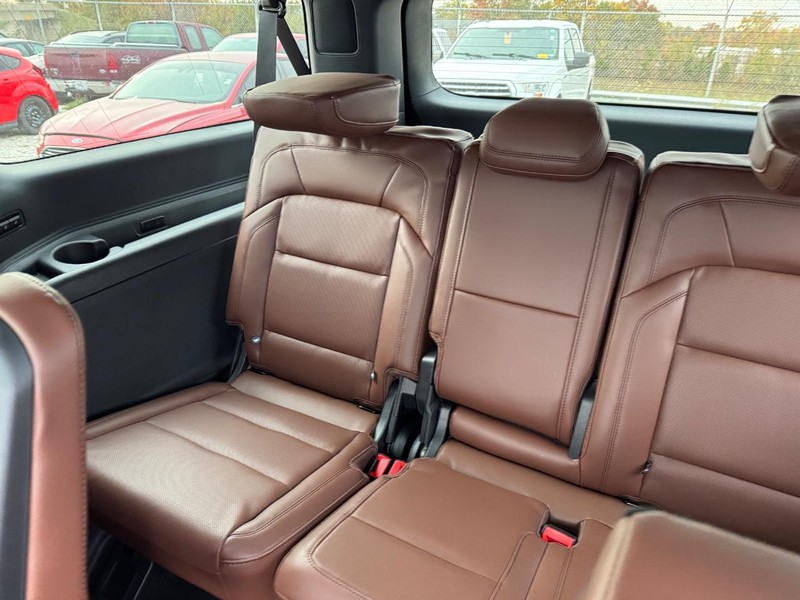 Lincoln Navigator L Vehicle Full-screen Gallery Image 13