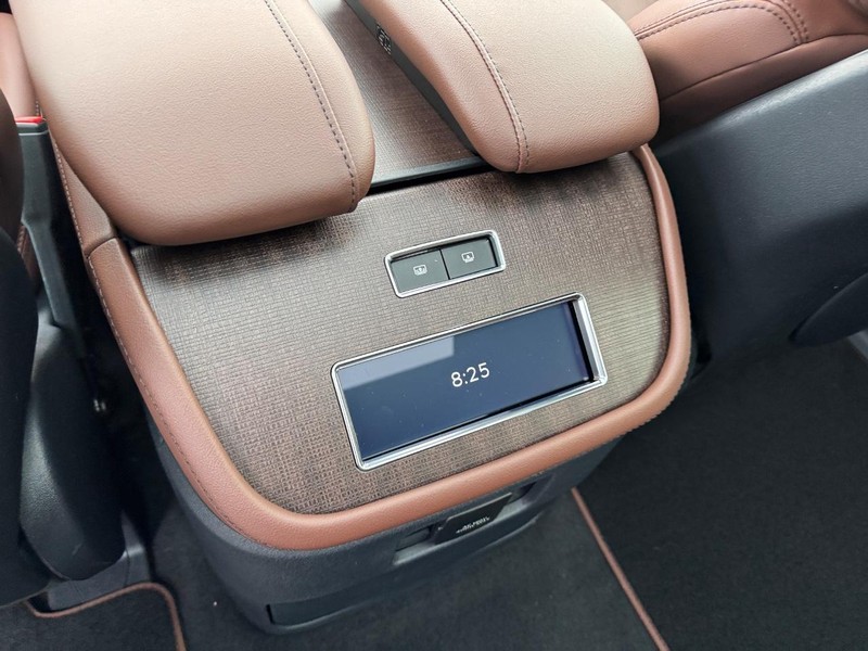 Lincoln Navigator L Vehicle Full-screen Gallery Image 14