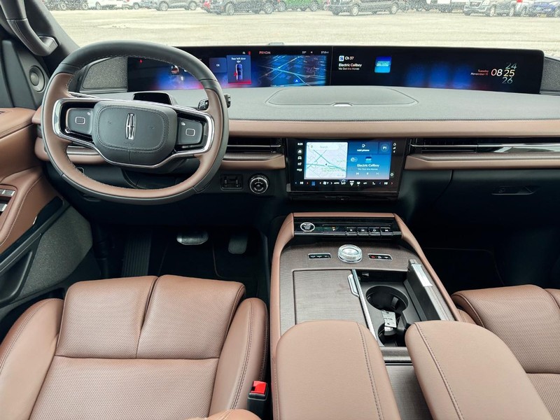 Lincoln Navigator L Vehicle Full-screen Gallery Image 15