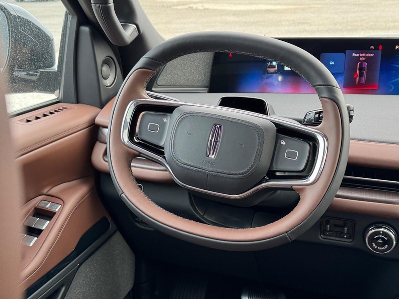 Lincoln Navigator L Vehicle Full-screen Gallery Image 16