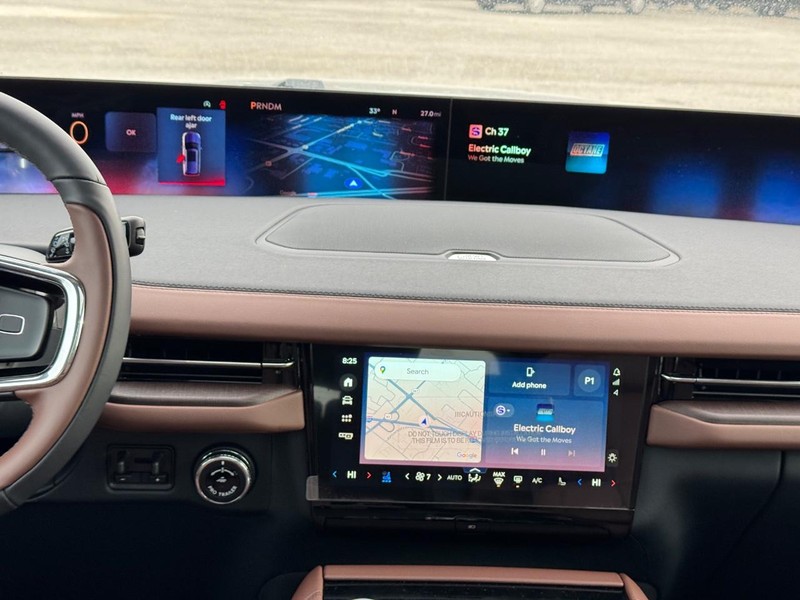 Lincoln Navigator L Vehicle Full-screen Gallery Image 17