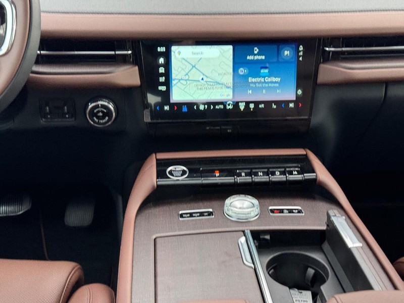 Lincoln Navigator L Vehicle Full-screen Gallery Image 18