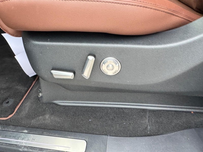 Lincoln Navigator L Vehicle Full-screen Gallery Image 19