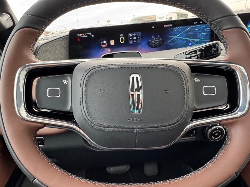 Lincoln Navigator L Vehicle Full-screen Gallery Image 21