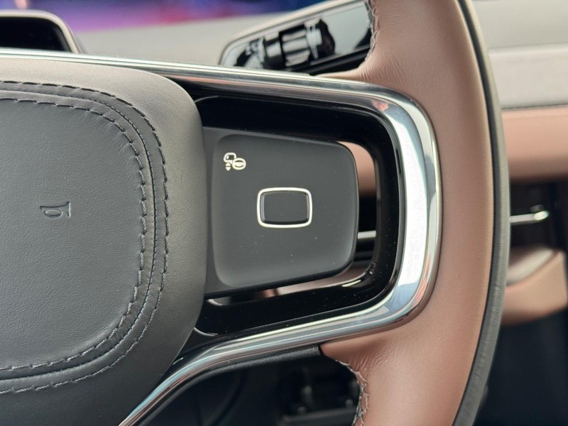 Lincoln Navigator L Vehicle Full-screen Gallery Image 23