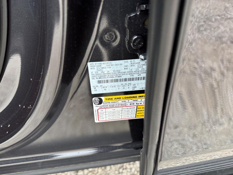 Lincoln Navigator L Vehicle Full-screen Gallery Image 26