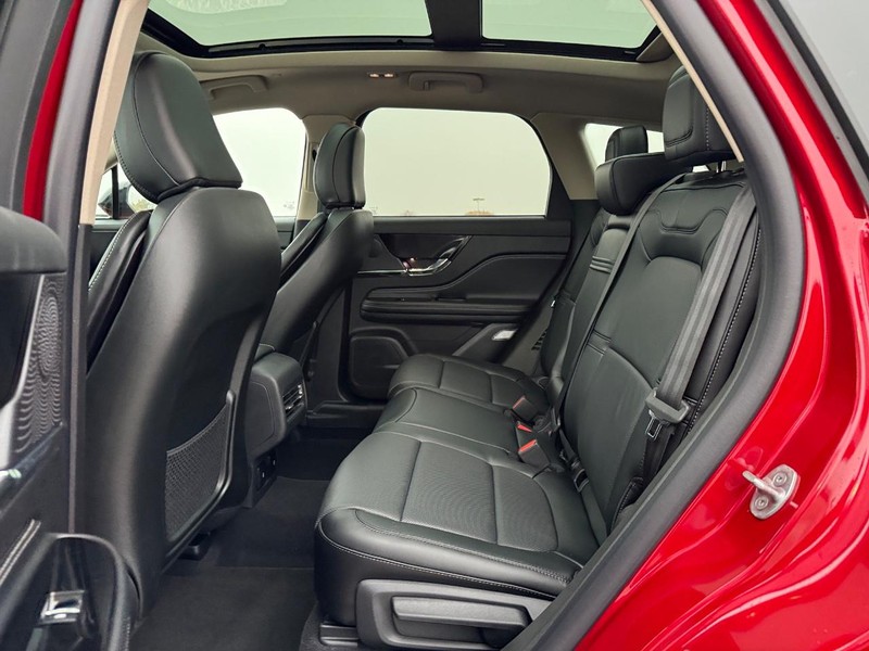 Lincoln Corsair Vehicle Full-screen Gallery Image 11