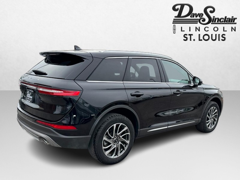 Lincoln Corsair Vehicle Full-screen Gallery Image 05