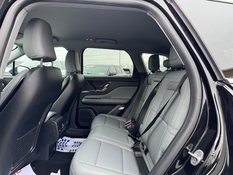 Lincoln Corsair Vehicle Full-screen Gallery Image 11