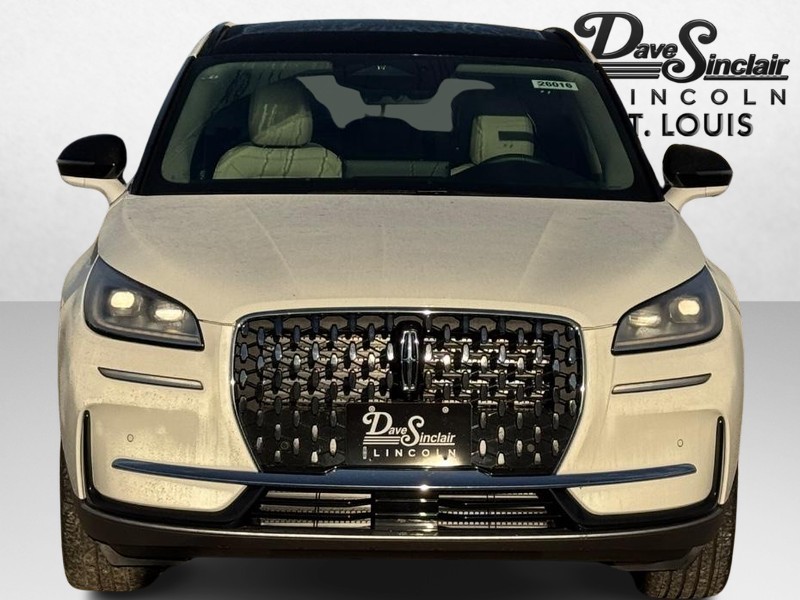 Lincoln Corsair Vehicle Full-screen Gallery Image 02