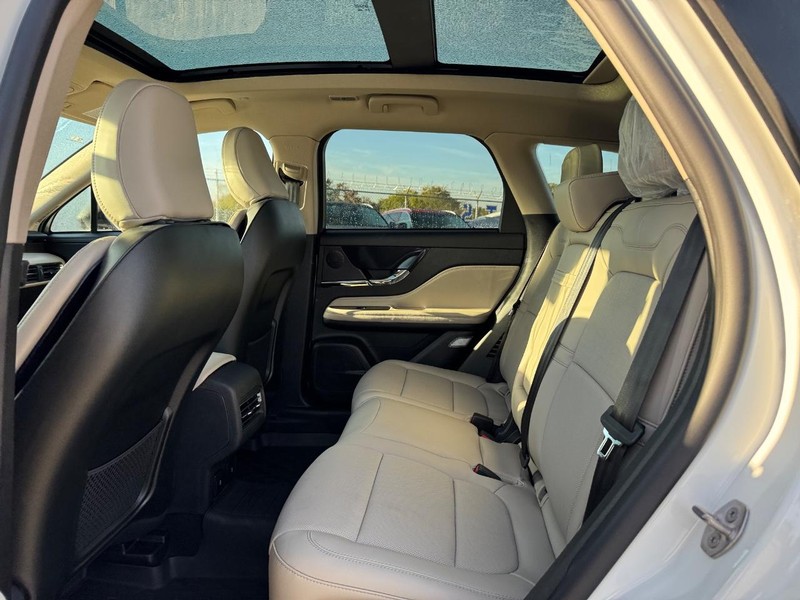 Lincoln Corsair Vehicle Full-screen Gallery Image 11