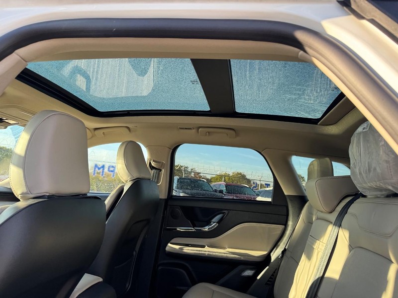 Lincoln Corsair Vehicle Full-screen Gallery Image 12