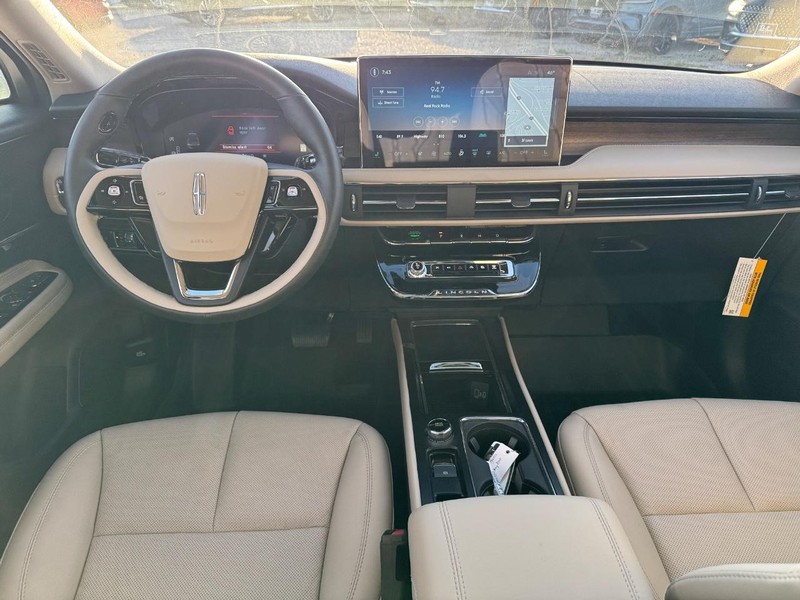 Lincoln Corsair Vehicle Full-screen Gallery Image 13