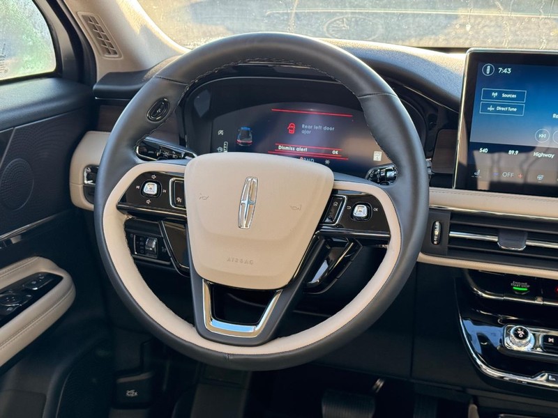 Lincoln Corsair Vehicle Full-screen Gallery Image 14