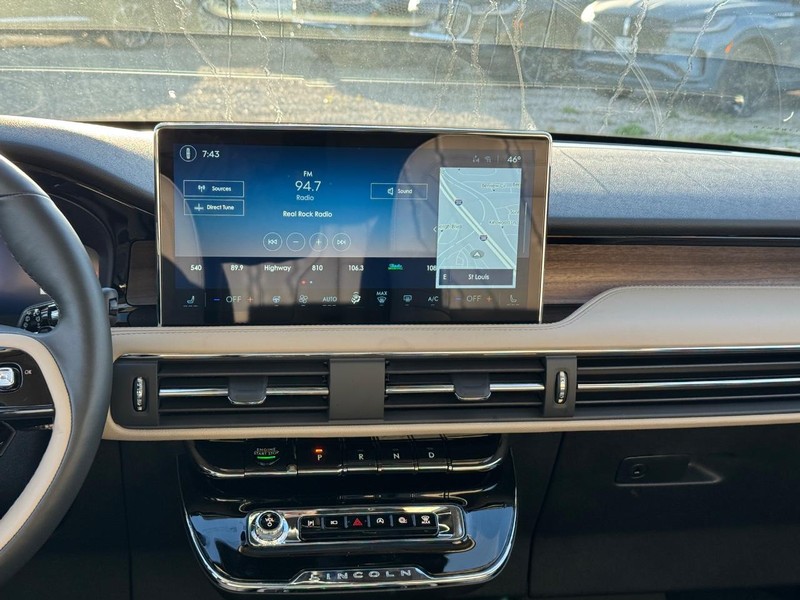 Lincoln Corsair Vehicle Full-screen Gallery Image 15