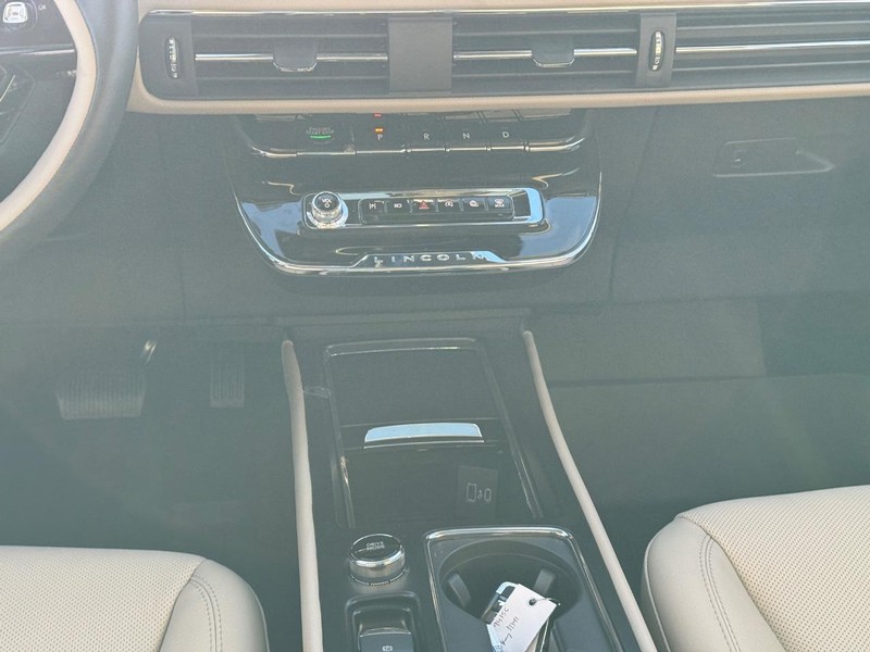 Lincoln Corsair Vehicle Full-screen Gallery Image 16