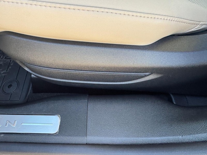 Lincoln Corsair Vehicle Full-screen Gallery Image 17