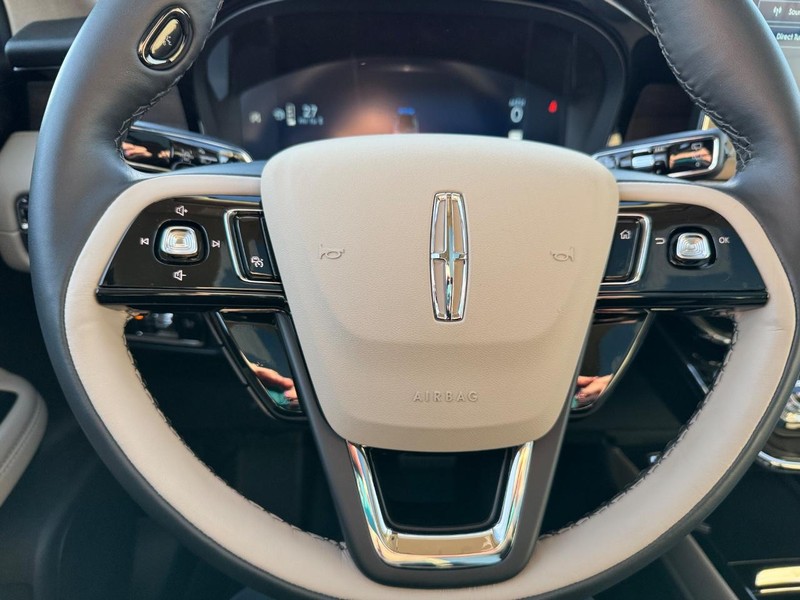 Lincoln Corsair Vehicle Full-screen Gallery Image 20