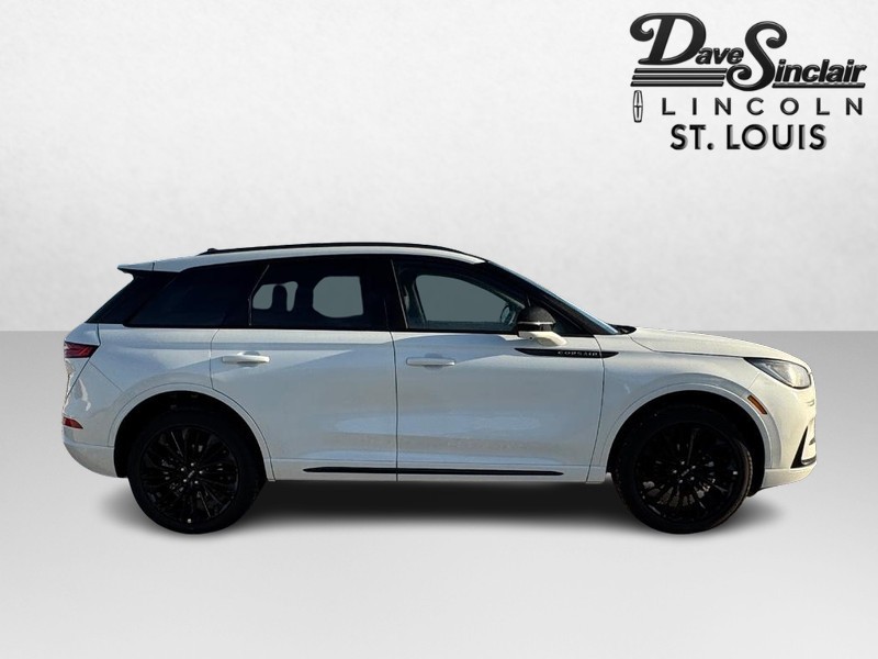 Lincoln Corsair Vehicle Full-screen Gallery Image 04