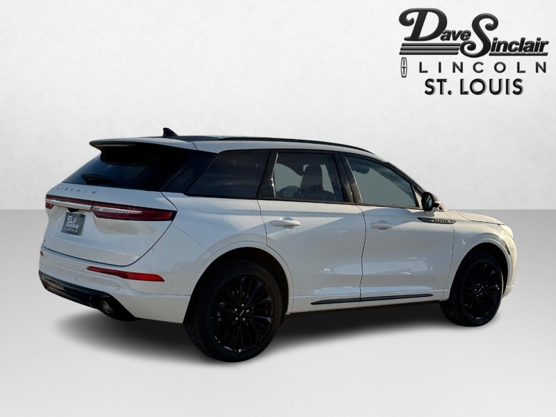 Lincoln Corsair Vehicle Full-screen Gallery Image 05