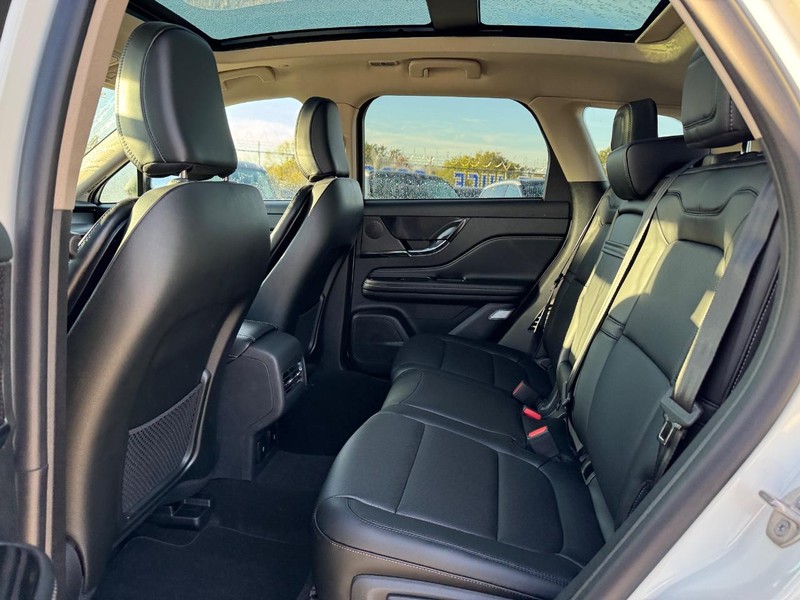 Lincoln Corsair Vehicle Full-screen Gallery Image 11