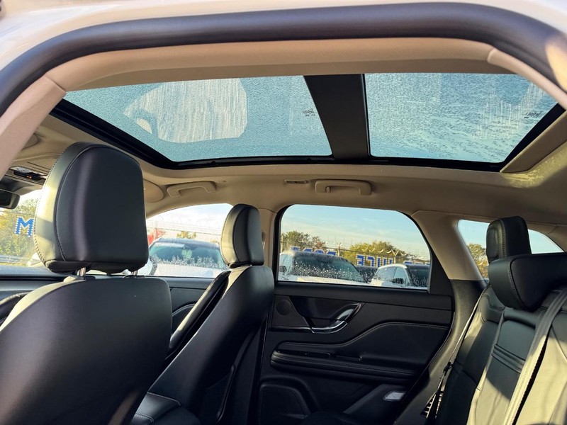 Lincoln Corsair Vehicle Full-screen Gallery Image 12