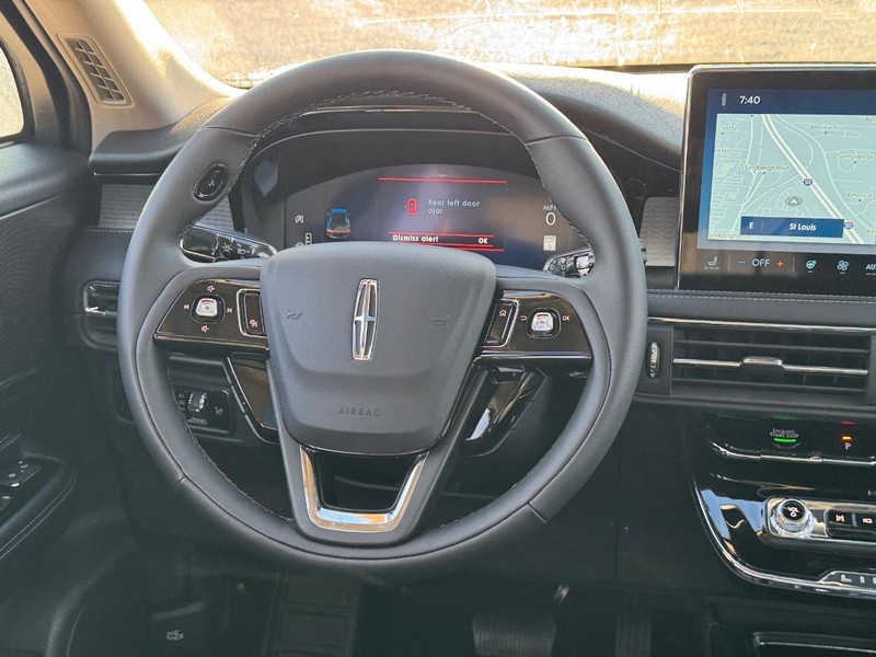 Lincoln Corsair Vehicle Full-screen Gallery Image 14