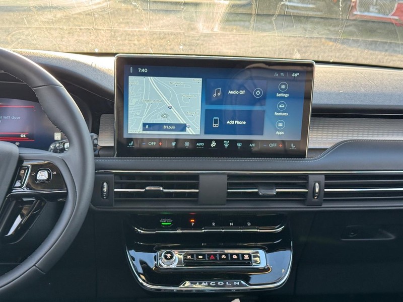 Lincoln Corsair Vehicle Full-screen Gallery Image 15