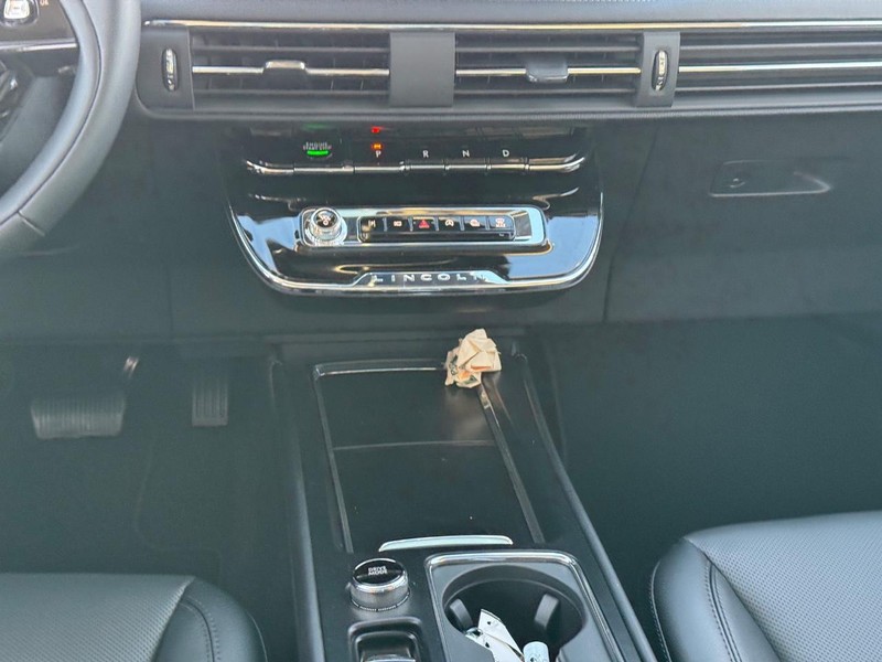 Lincoln Corsair Vehicle Full-screen Gallery Image 16