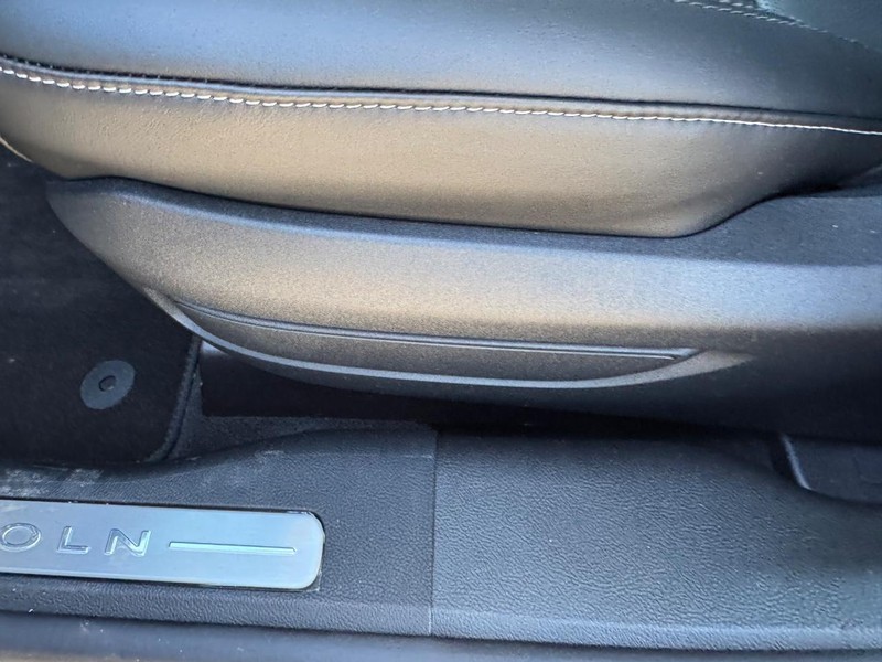 Lincoln Corsair Vehicle Full-screen Gallery Image 17