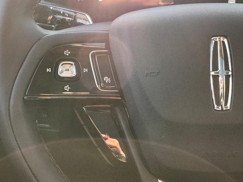 Lincoln Corsair Vehicle Full-screen Gallery Image 22