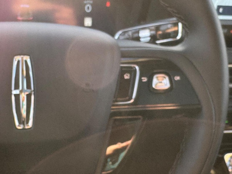 Lincoln Corsair Vehicle Full-screen Gallery Image 23