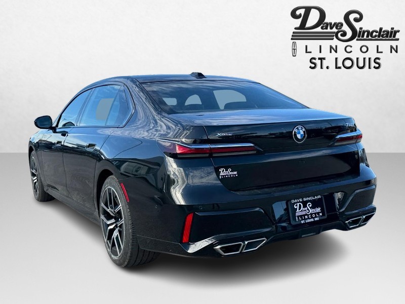 BMW 7 Series Vehicle Full-screen Gallery Image 07