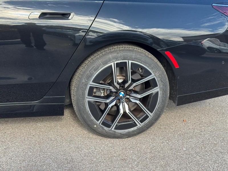 BMW 7 Series Vehicle Full-screen Gallery Image 10