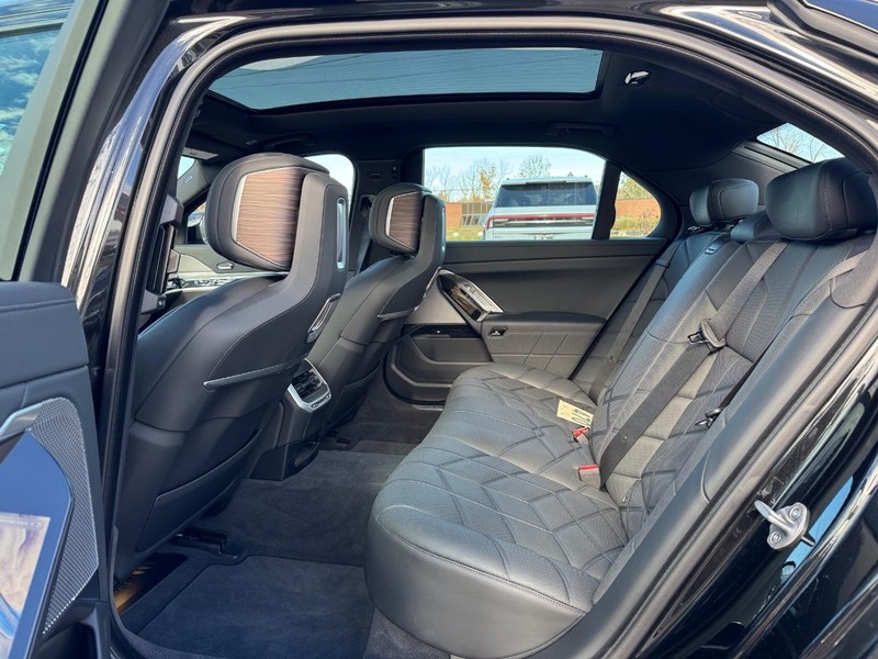 BMW 7 Series Vehicle Full-screen Gallery Image 11