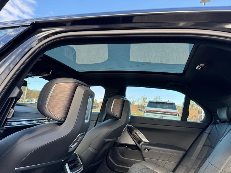 BMW 7 Series Vehicle Full-screen Gallery Image 12