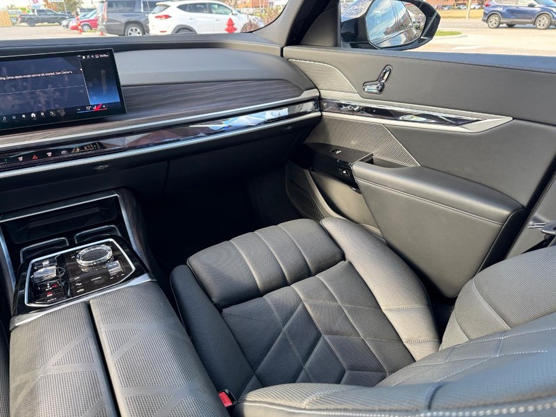 BMW 7 Series Vehicle Full-screen Gallery Image 15