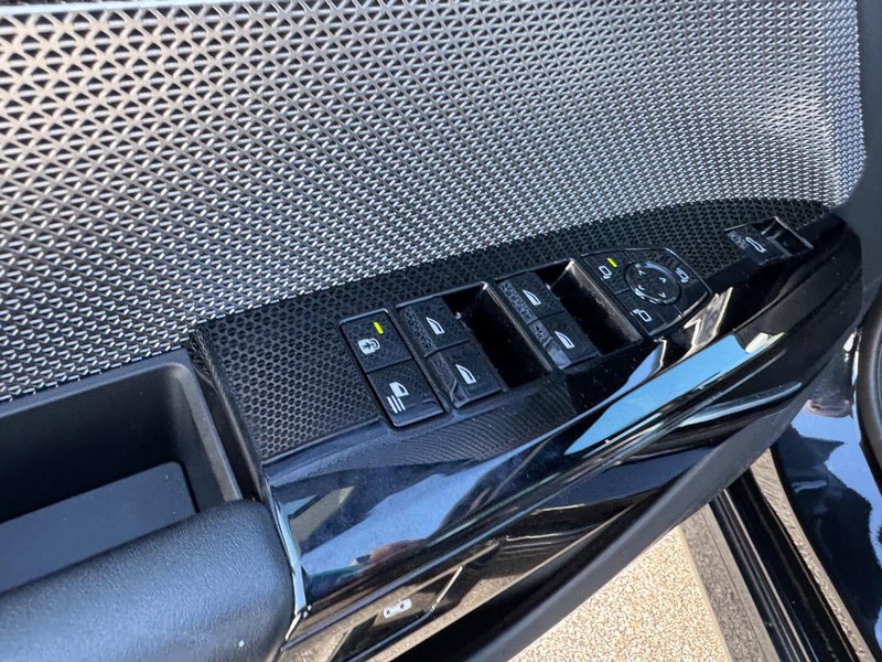 BMW 7 Series Vehicle Full-screen Gallery Image 17